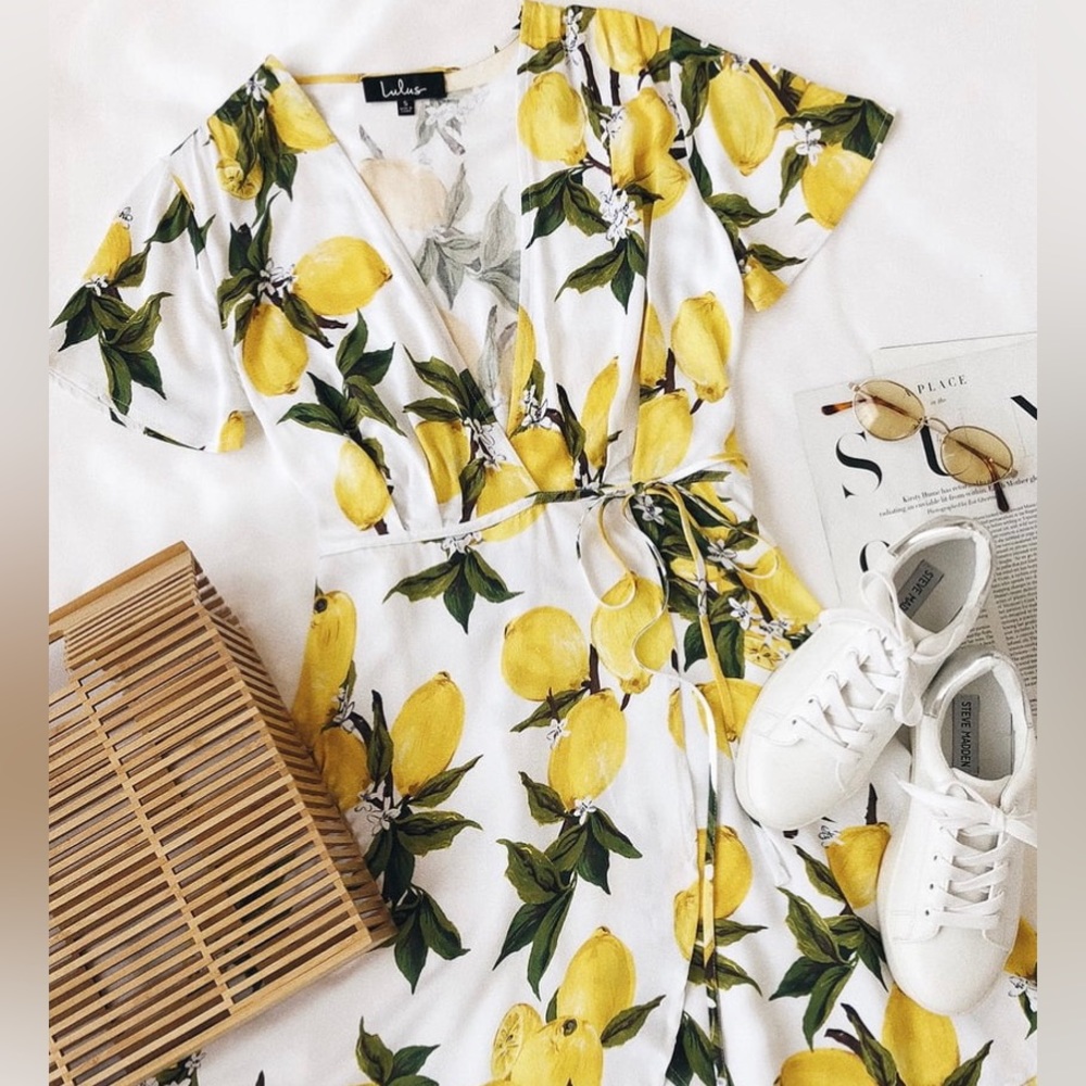 LIKE NEW Lulu’s lemon print wrap mini dress